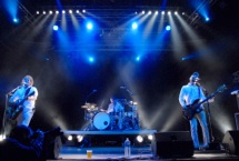 Band im blauen Bühnenlicht